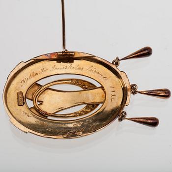 BROSCH, 18K guld, pärlor. Vikt 6 g.