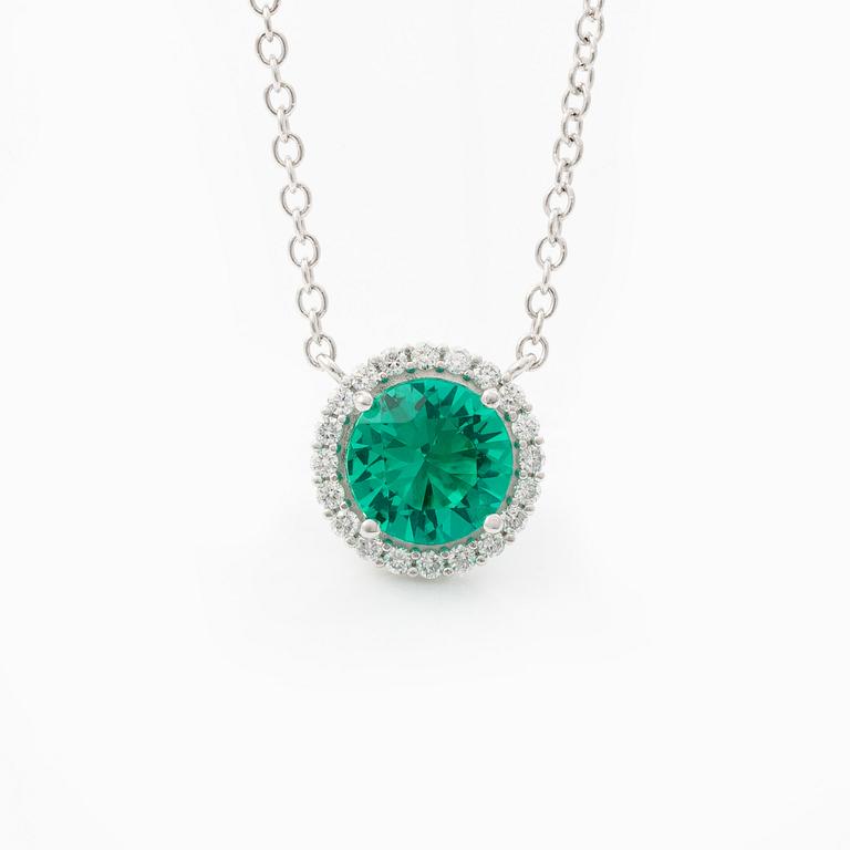 Collier 18K vitguld med syntetisk smaragd och briljantslipade diamanter.