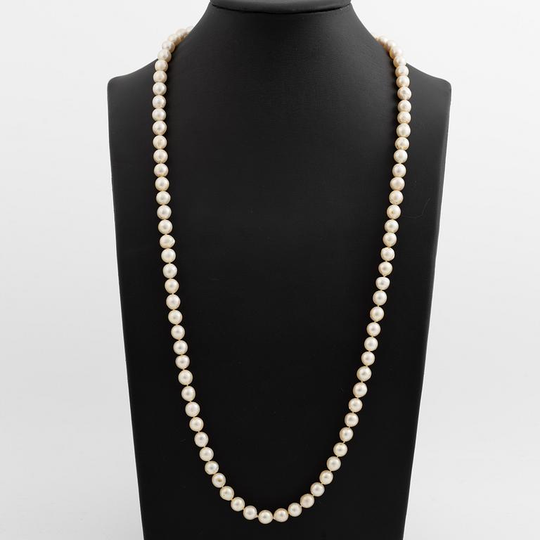 Pearl necklace, cultured pearls with a clasp of white gold set with octagon-cut diamonds.