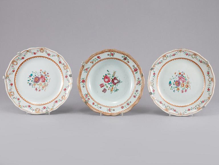 TALLRIKAR, 7 st, samt SKÅLFAT, porslin, Kina, 1700-tal.