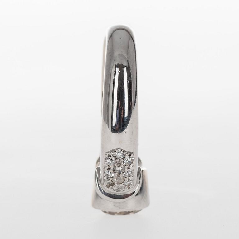 RING, vitguld 18K, briljantslipade diamanter. Mittstenen 1,21 ct, sidostenar tot. 0,30 ct. Vikt 9,9 g.