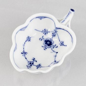 A 'Blue Fluted Plain' small porcelain dish with handle, Royal Copenhagen, model '148', 1898-1923.