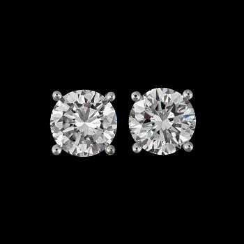 1025. ÖRHÄNGEN, diamanter 1.02 ct. samt 1.01 ct.