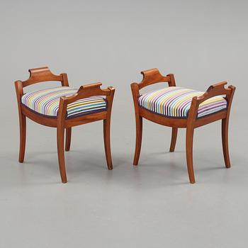 TABURETTER, ett par, Karl Johan-stil, omkring sekelskiftet 1900.
