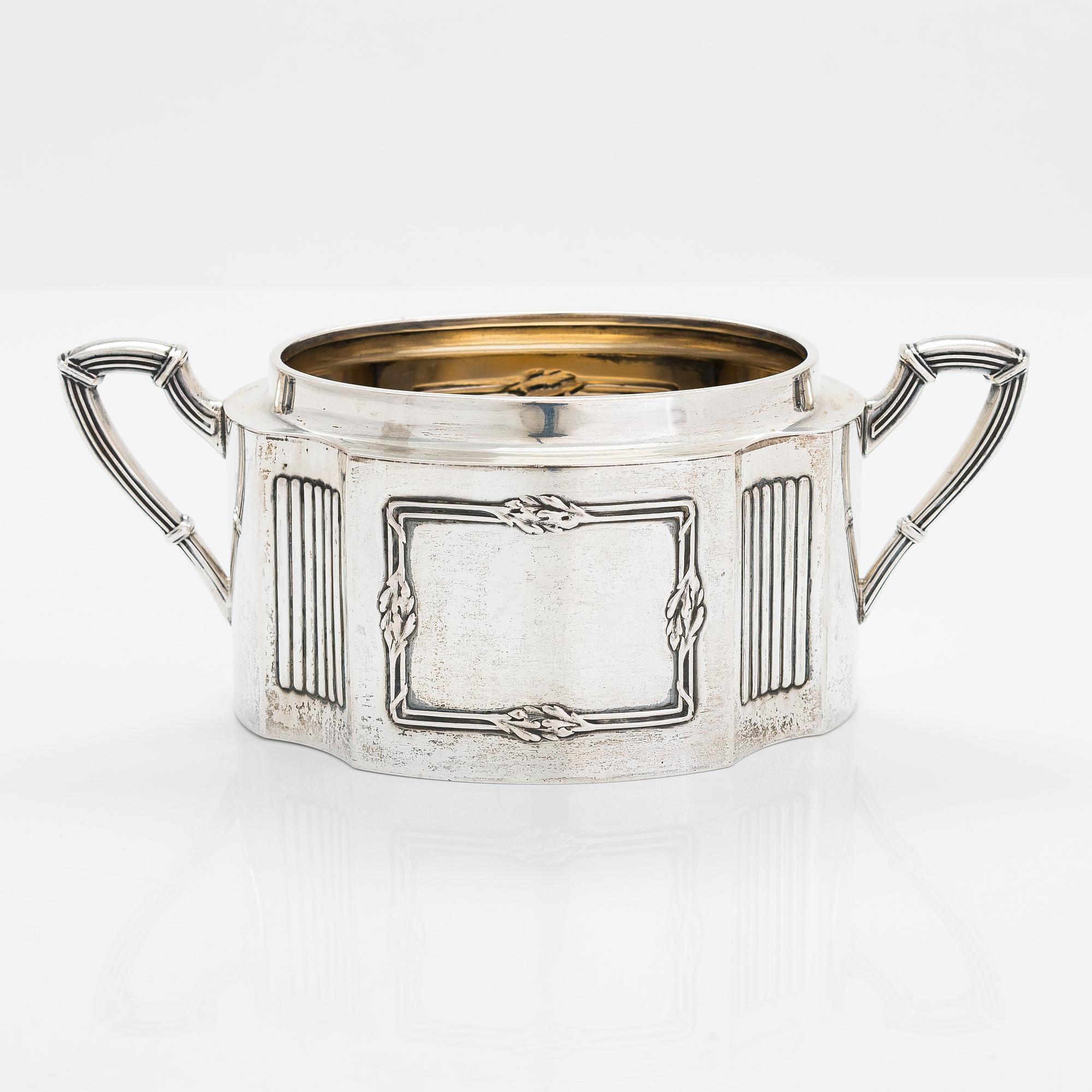 Wilhelm Fahlström, soppslev, silver, Helsingfors 1818-28 och Hjalmar Fagerroos' sockerskål, silver, Helsingfors 1909.