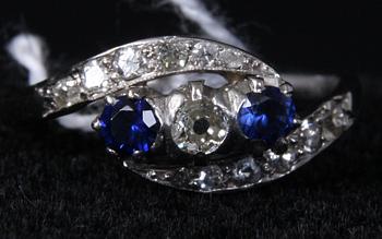 RING, 18K vitguld med briljanter och safirer, Göteborg, 1952.