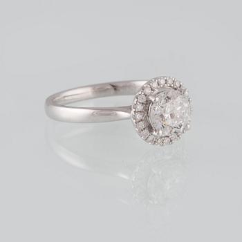 RING, 18K vitguld med briljantslipad diamant 1.09 ct samt mindre diamanter 0.12 ct. Vikt 3,4 gram.