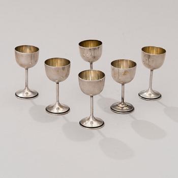 A SET OF SIX SILVER VODKA CUPS, marks of Suomen Kultaseppä Oy, Turku 1910.