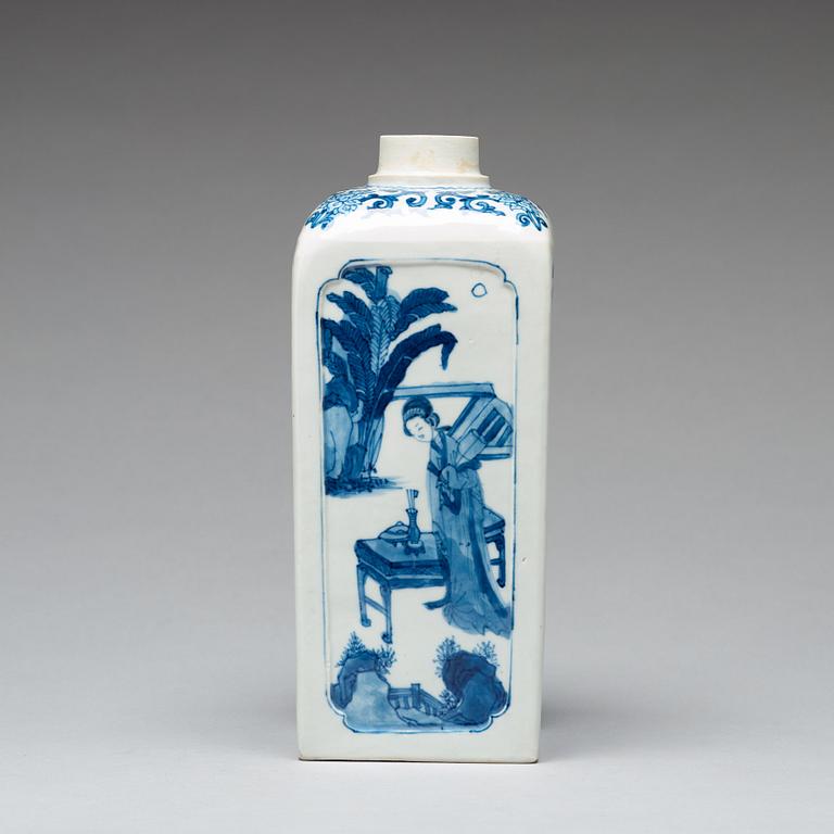 A blue and white 'gin bottle' flask, Qing dynasty, Kangxi (1662-1722).