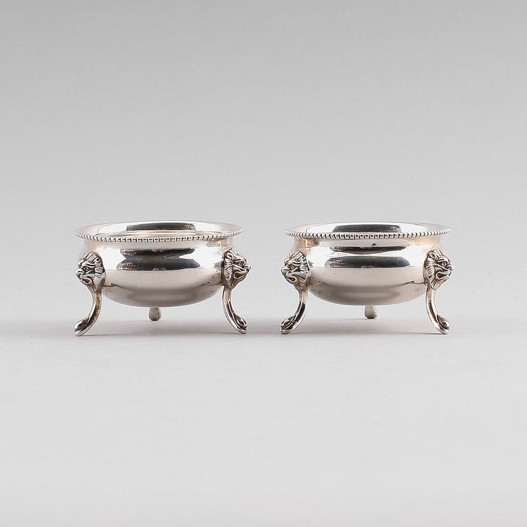 SALTKAR, 1 par, silver, otydliga stämplar, möjligen Frankrike,  omkring år 1900. Total vikt ca 131 g.