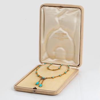 An 18K gold and platinum necklace set with turquoises and old-cut diamonds.