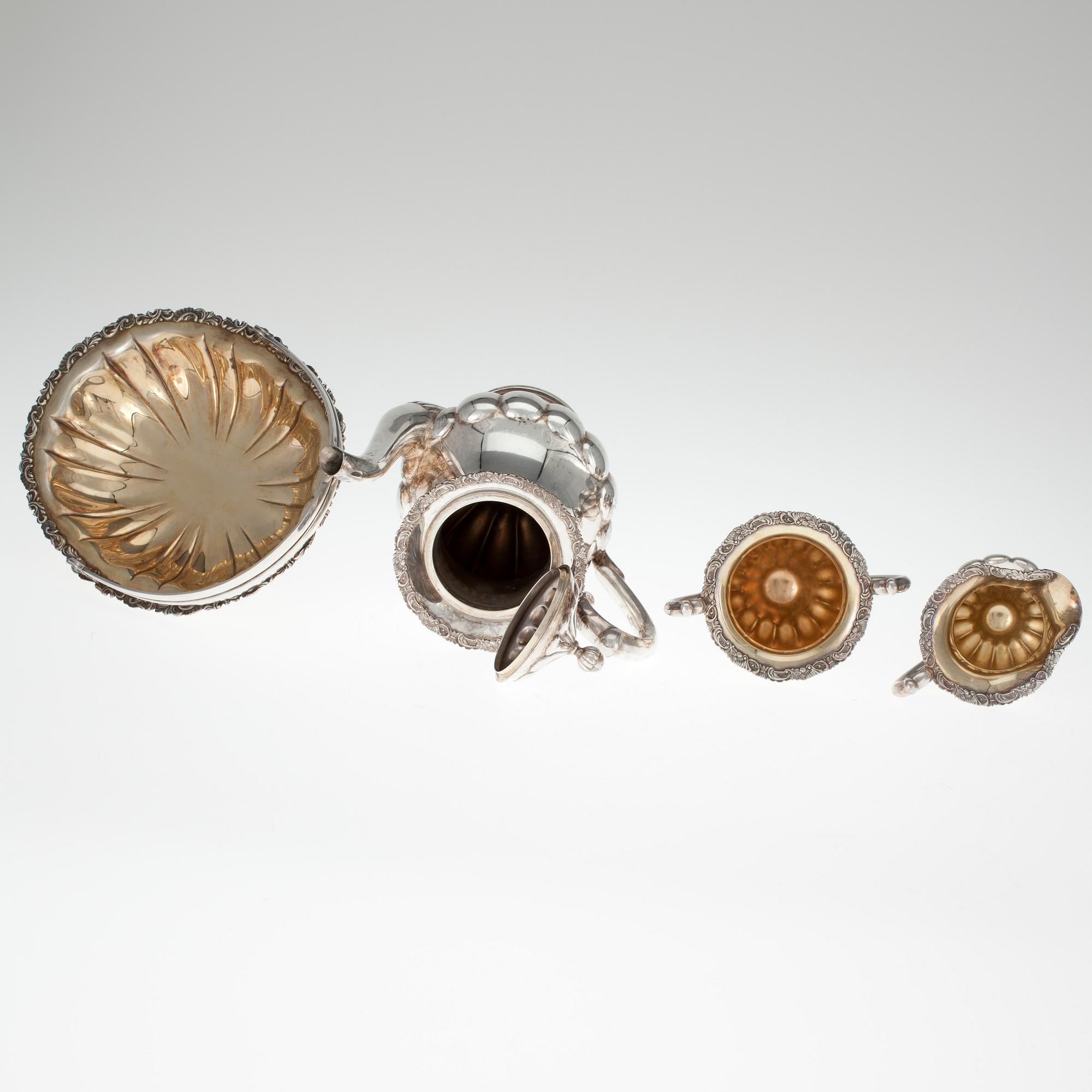 KAFFESERVIS, 4 delar i ursprunglig förvaringslåda. 813 silver. Finska Guldsmeds Ab, Helsingfors 1937. Silvervikt 1650 g.