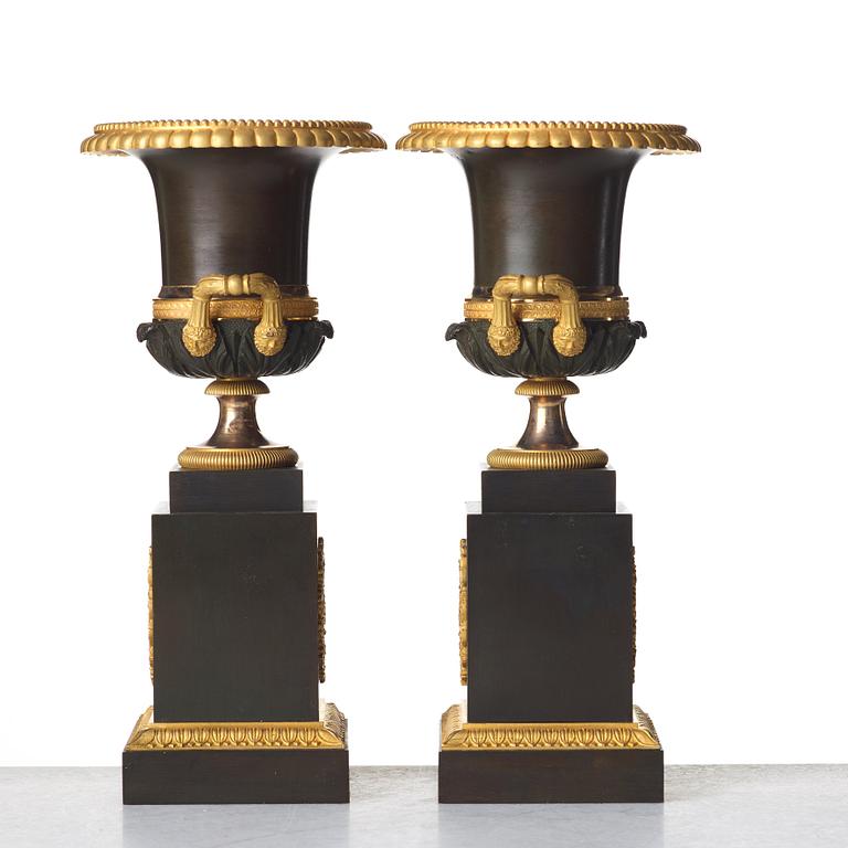 A pair of French Empire urns, beginning of 19th century.