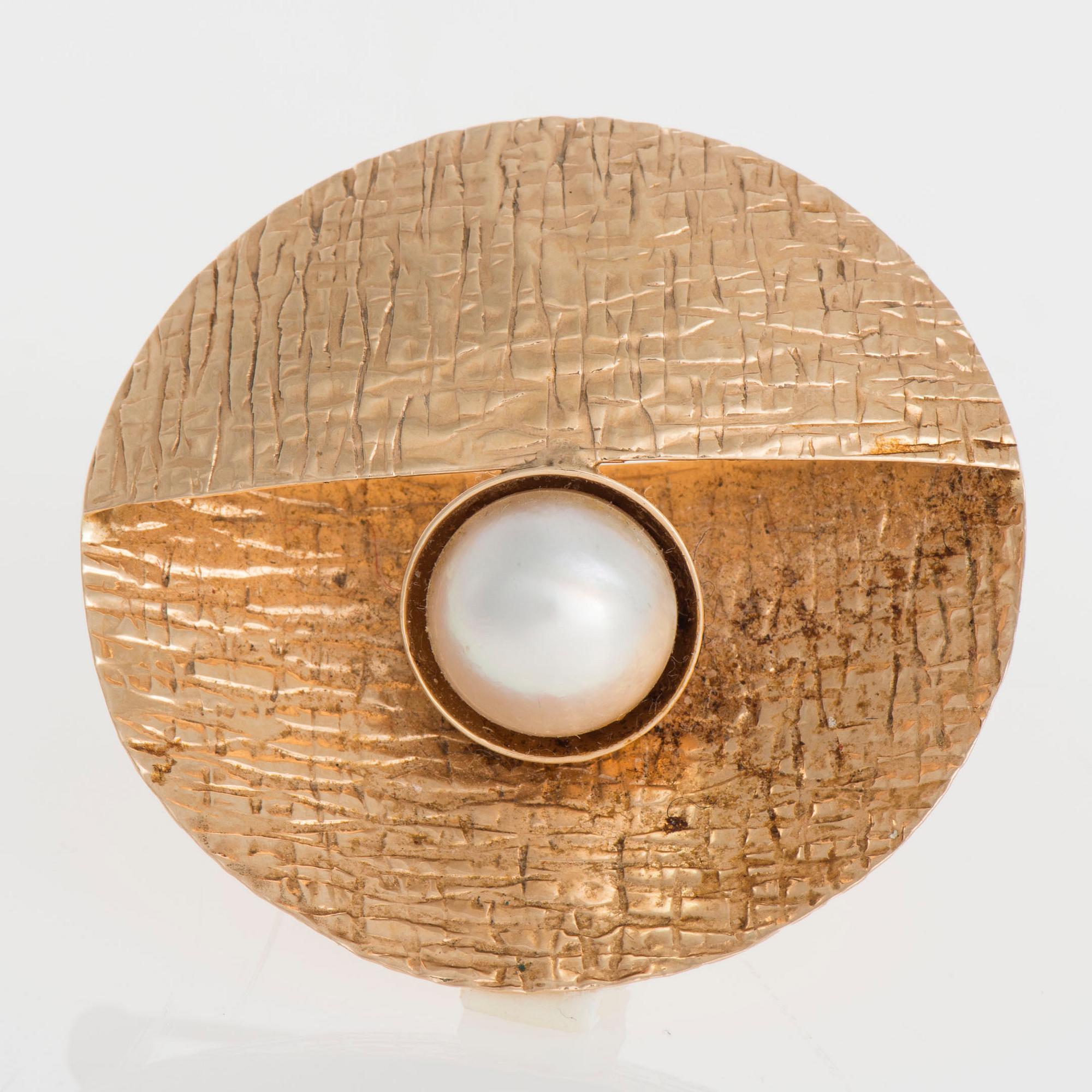 BROSCH, 14K guld, halvpärla, Elis Kauppi, Kupittaan Kulta, Turku 1971. Vikt 7,8 g.