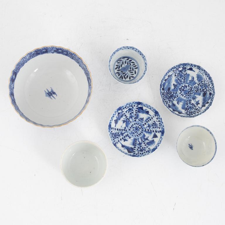 Two Chinese blue and white porcelain teacups with saucers, and two bowls, Qing dynasty, 18th and 19th century.