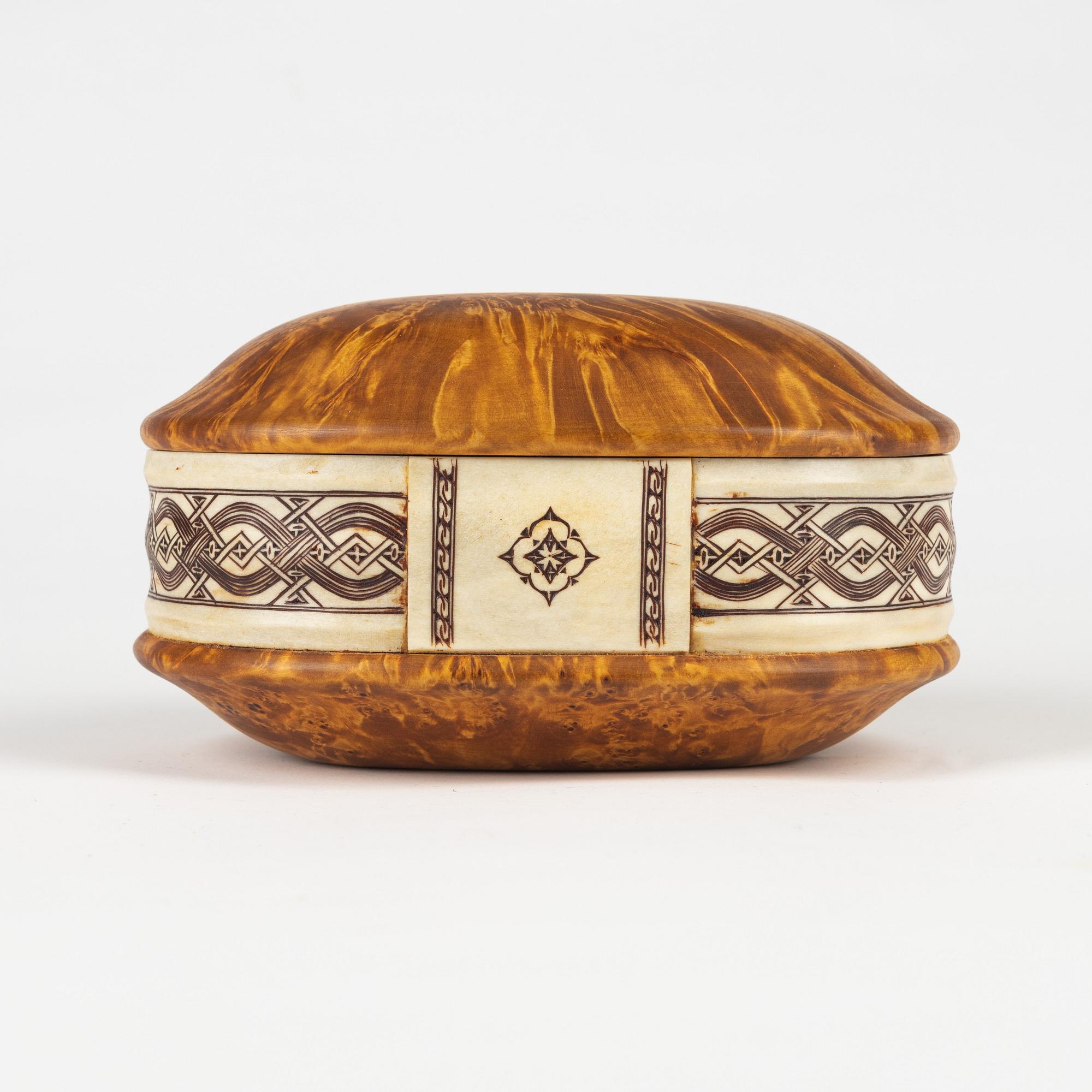 A birch and reindeer horn box with lid by Esse Poggats, signed and dated 80.