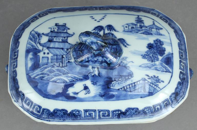 SMÖRTERRIN, porslin Kina, Qingsynastin Qianlong (1736-1795).