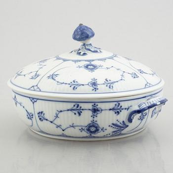 A tureen with cover and three sugar boxes with covers, "Blue Fluted"/"Musselmalet", Royal Copenhagen.