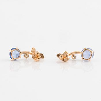 Örhängen med safirer och briljantslipade diamanter.