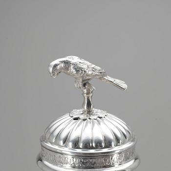 KAFFE- och TE-SERVIS, 4 delar, silver, gustaviansk stil, Axel Bergman, Stockholm, 1910. Total vikt ca 1425 g.