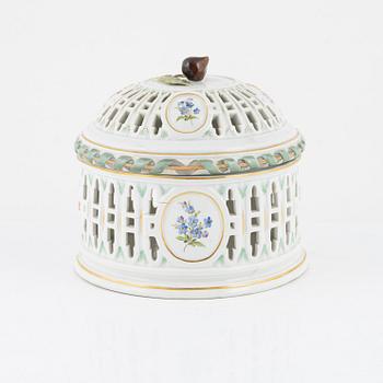 Gallerskål med lock, porslin, Meissen, omkring år 1900.