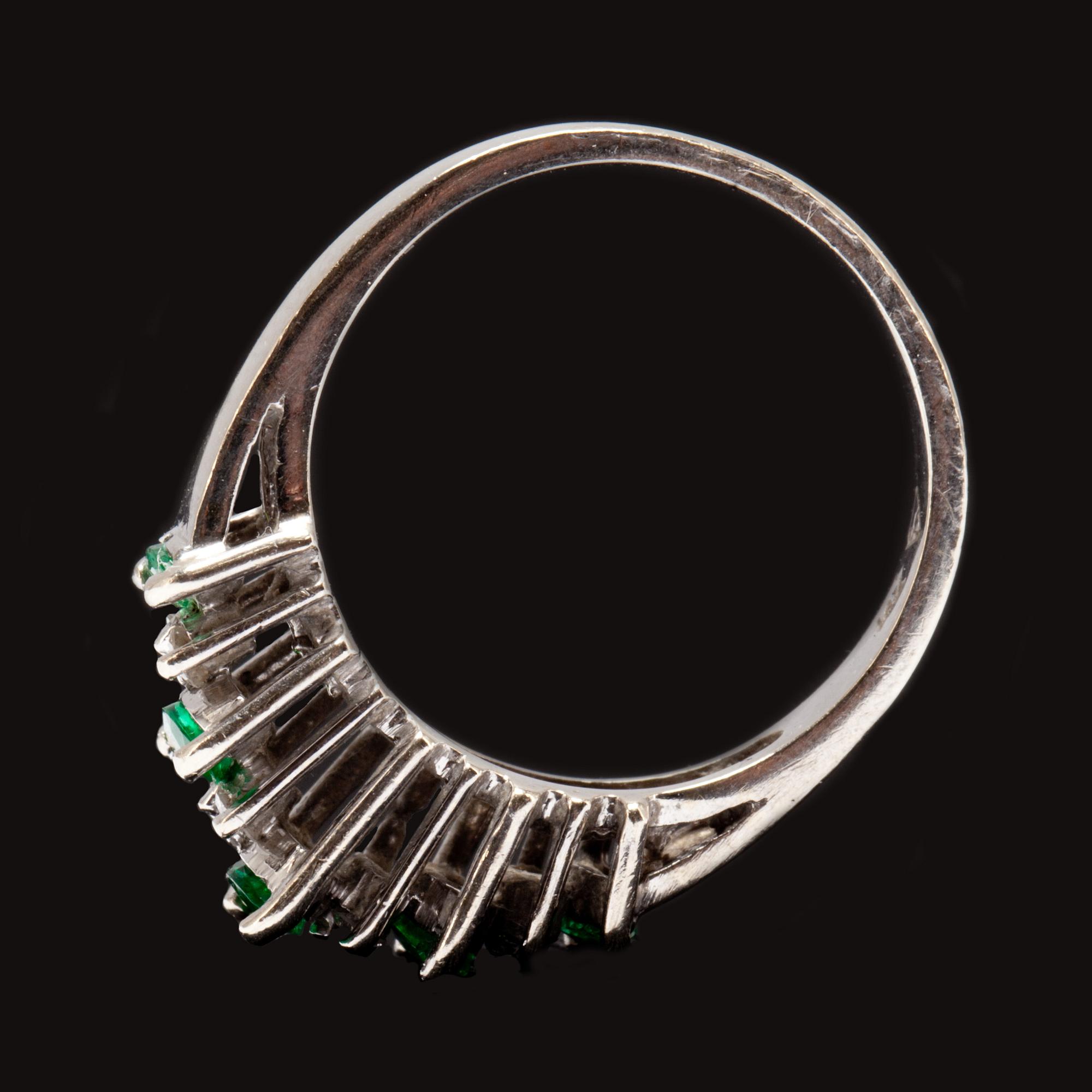 RING, 14k vitguld, 5 navetteslipade smaragder, 8 mindre enkelslipade diamanter. Vikt ca 4g.
