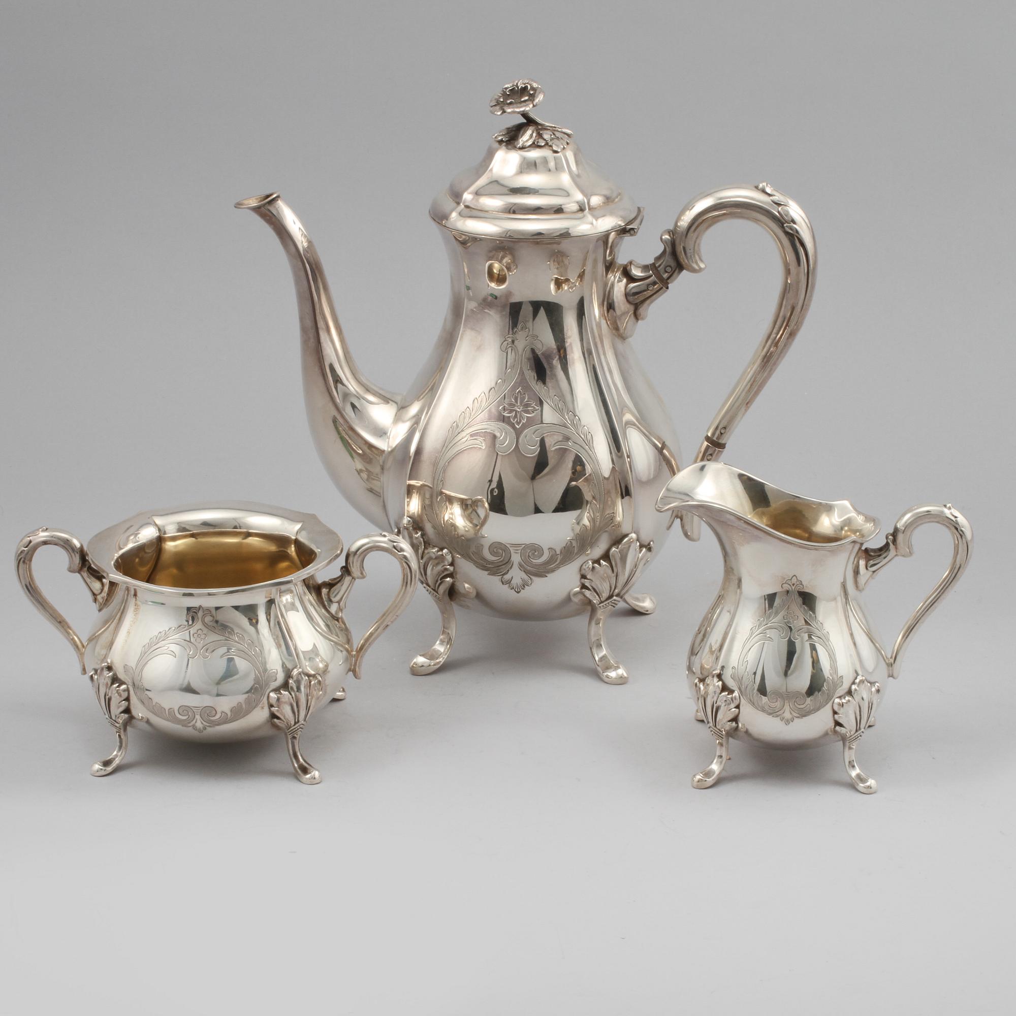 KAFFESERVIS, 3 delar, silver, bär importstämplar, rokokostil, 1900-tal, vikt ca 999 gram.