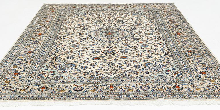 A Kashan carpet, approx. 349 x 248 cm.