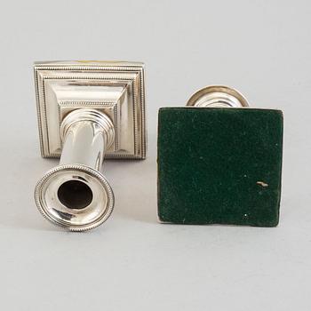 JAMES KABBERLING BEMBRIDGE, a pair of silver candlesticks from Sheffield, England, 1881.