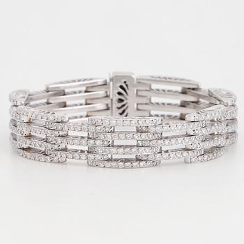 An 18K white gold bracelet set with round brilliant-cut diamonds.