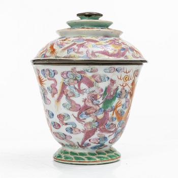 Skål med lock, porslin, Kina för den Thailändska marknaden, Qingdynastin, 1800-tal.