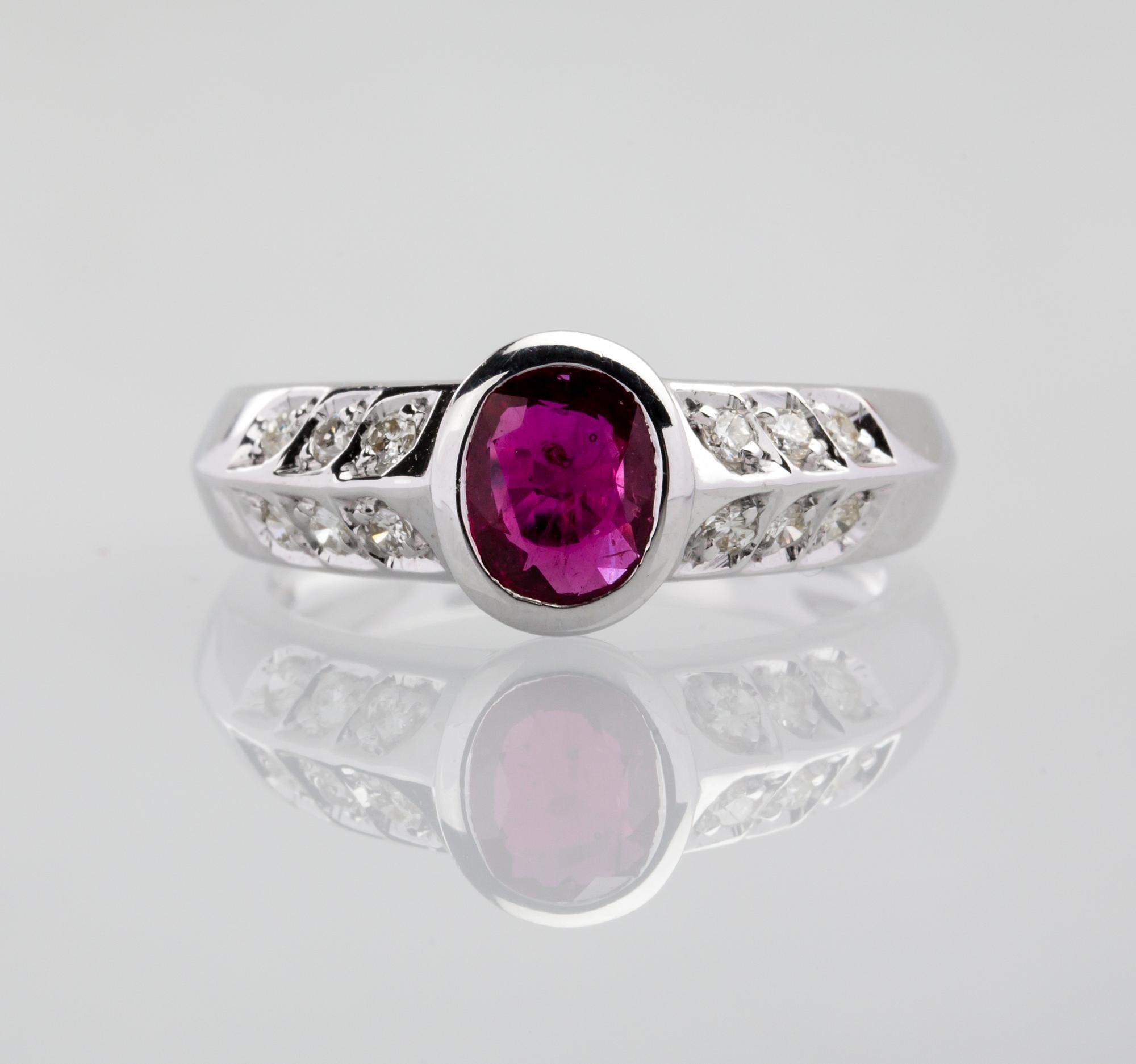 RING, 18 k vitguld med rubin ca 0.70 ct, troligtvis obehandlad, diamanter ca 0.24 ct. Vikt ca 4,8 g.