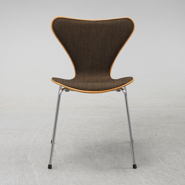 Arne Jacobsen, a set of eight 'Series 7' chairs from Fritz Hansen, Denmark, 1982.