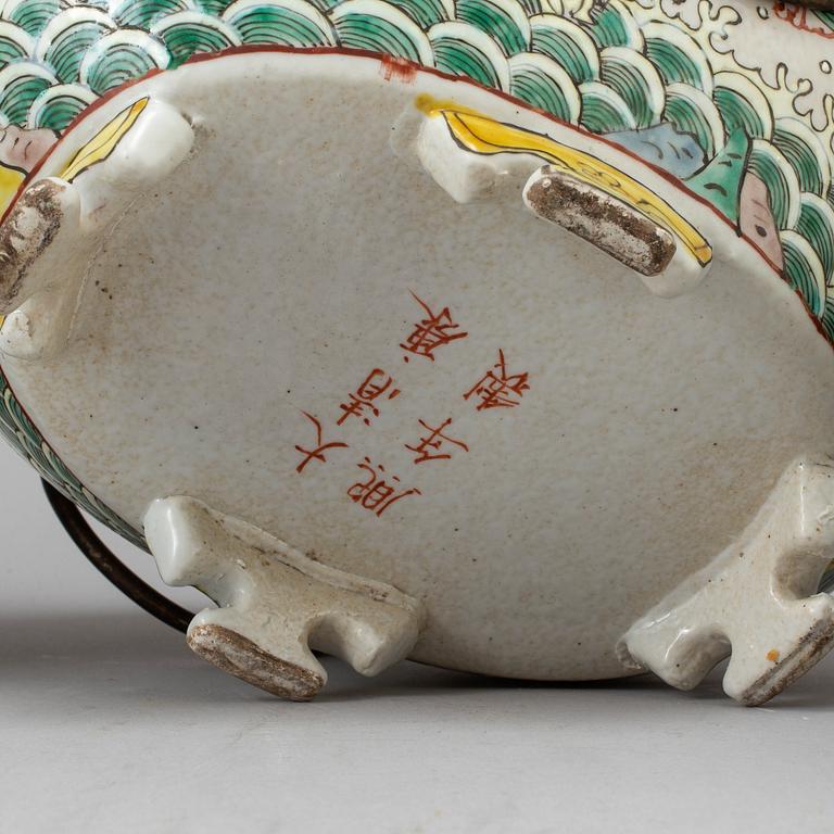 TERRINER med LOCK, två stycken, porslin. Kina, 1900-tal.