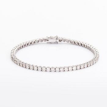 Tennisarmband, 18K vitguld, med briljantslipade diamanter.