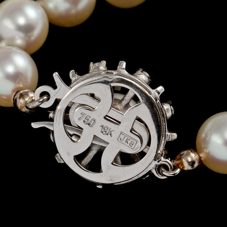 COLLIER, odlade pärlor med lås i 18k vitguld med 8 briljantslipade diamanter, tot ca 0.24 ct,  1900-talets andra hälft.