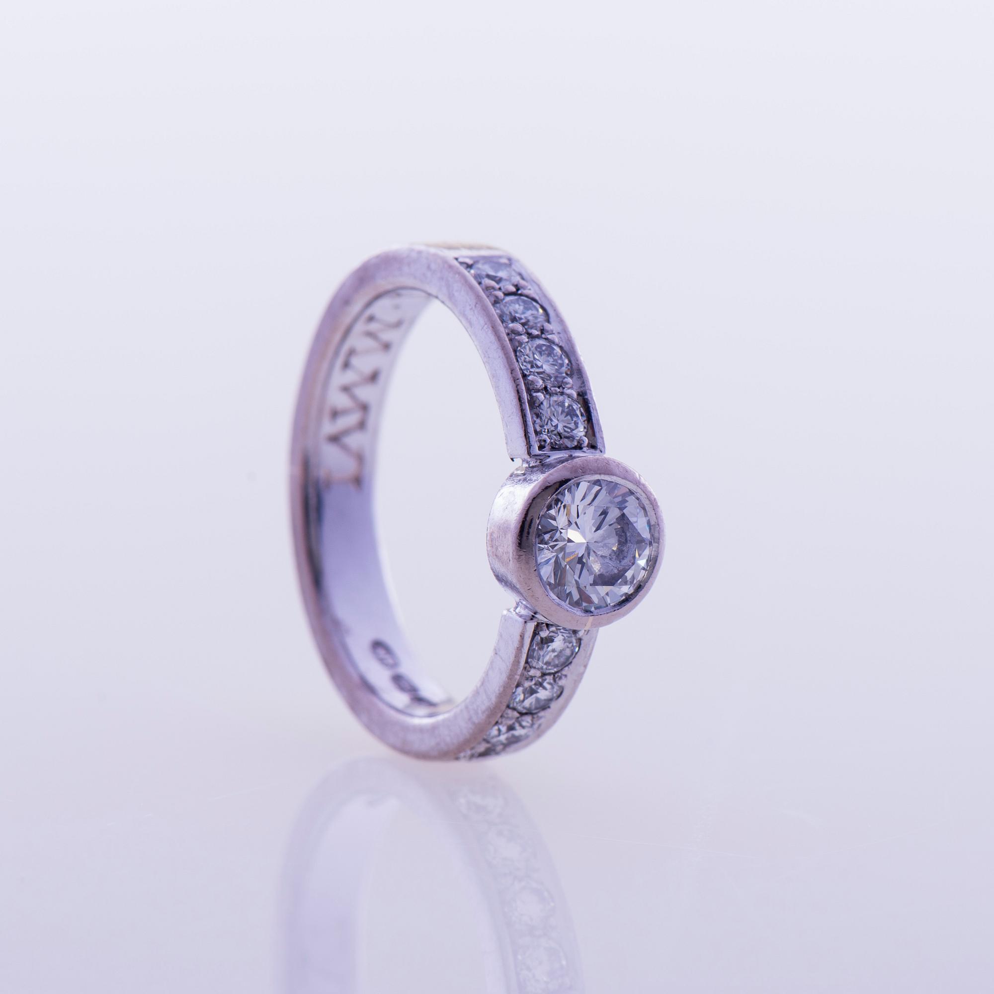 RING, 18K vitguld, briljantslipade diamanter. R. Nossenko, Helsingfors 2004. Vikt ca 5,1 g.
