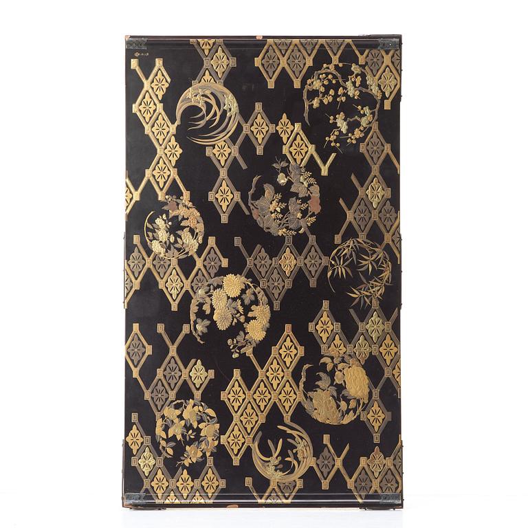 BORD/BUNDAI, lack. Japan, Meiji (1868-1912). Signerat.