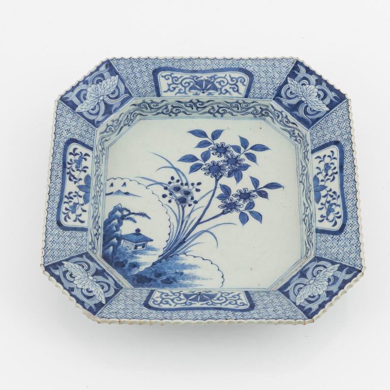 A blue and white porcelain dish, Japan, 19th century.