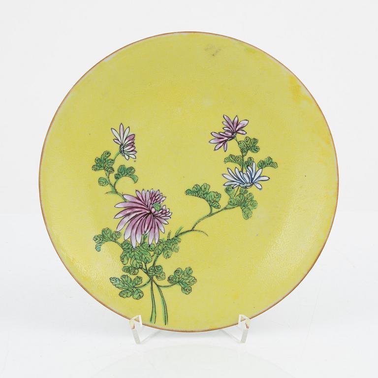 A porcelain dish, China, 20th century.