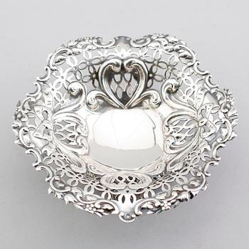 SKÅL SAMT SERVETTRINGAR, 1 par, silver, England 18000-/1900-tal. Vikt ca 219 gram.