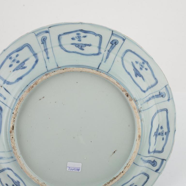 A blue and white kraak dish, Ming dynasty, Wanli (1572-1622).