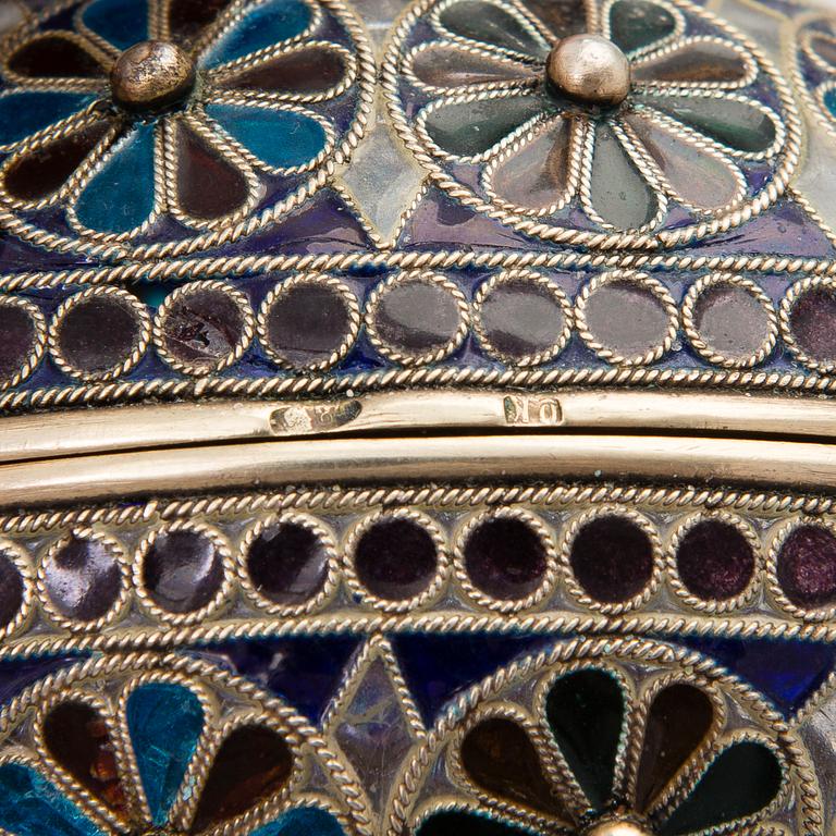 A RUSSIAN PLIQUE A JOUR ENAMEL EGG, silver, Russia ca 1900.