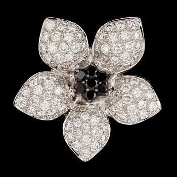 RING, 18k vitguld med svarta o vita briljantslipade diamanter tot ca1,87ct. Vikt 7,5g.