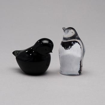 FIGURIINIT, 2 kpl, lasia, toinen JAAKKO NIEMI, sign. JN Nuutajärvi Notsjö -64, toinen epäselvästi sign. Iittala 2008.