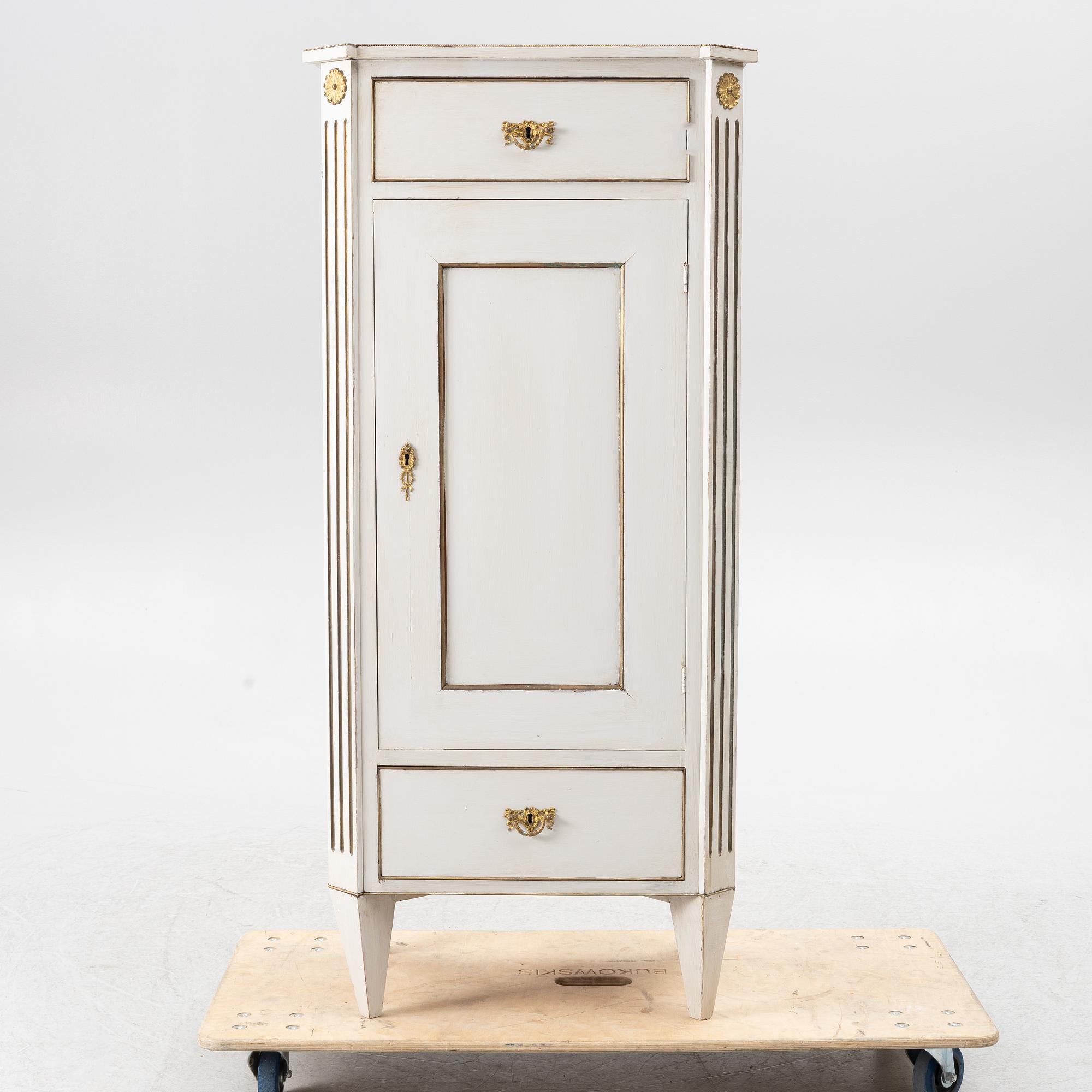 Skåp, gustaviansk stil, 1900-tal.