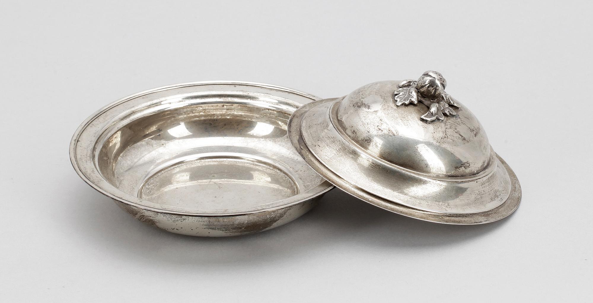 SKÅL MED LOCK, silver, Tyskland, tidigt 1900-tal. Ca 250 gr.