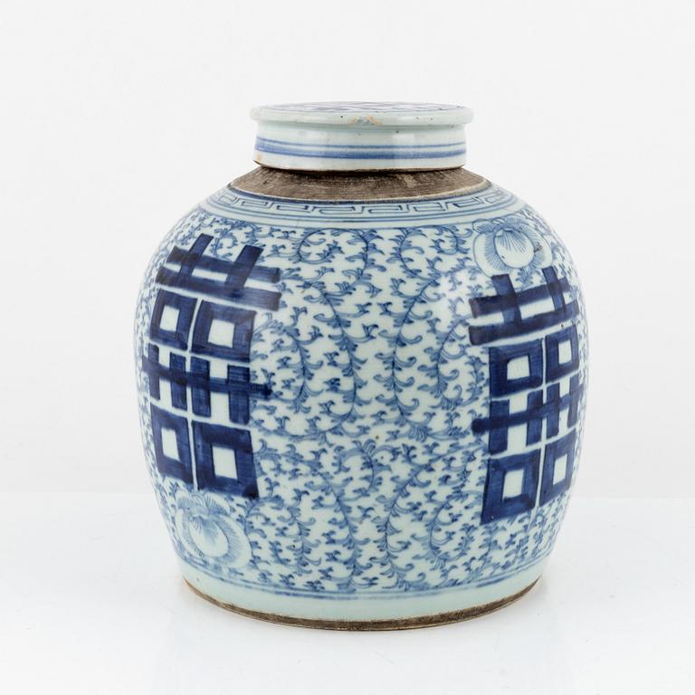 A blue and white lidded jar, China, late Qing dynasty, 19th century.