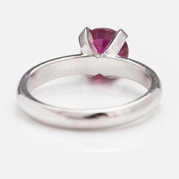 SORMUS, 14K valkokultaa, lyyijylasikäsitelty rubiini n. 1.82 ct ja timantteja n.0.15 ct yht.