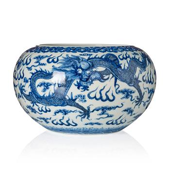 A blue and white jardiniere, late Qing dynasty.